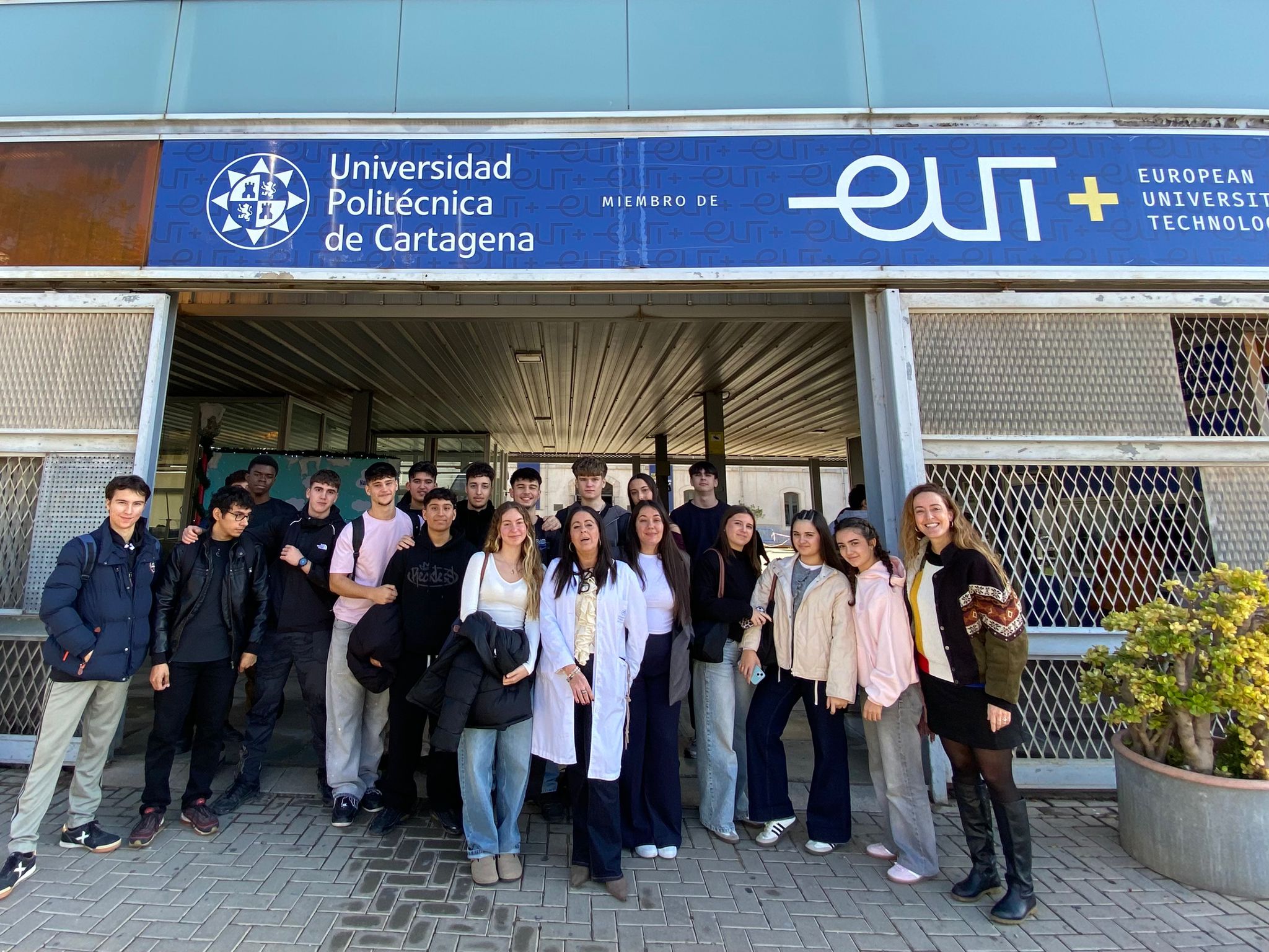 ACARMITT/COGITTRM acerca la ingeniería a los estudiantes de Bachillerato en una visita a la UPCT